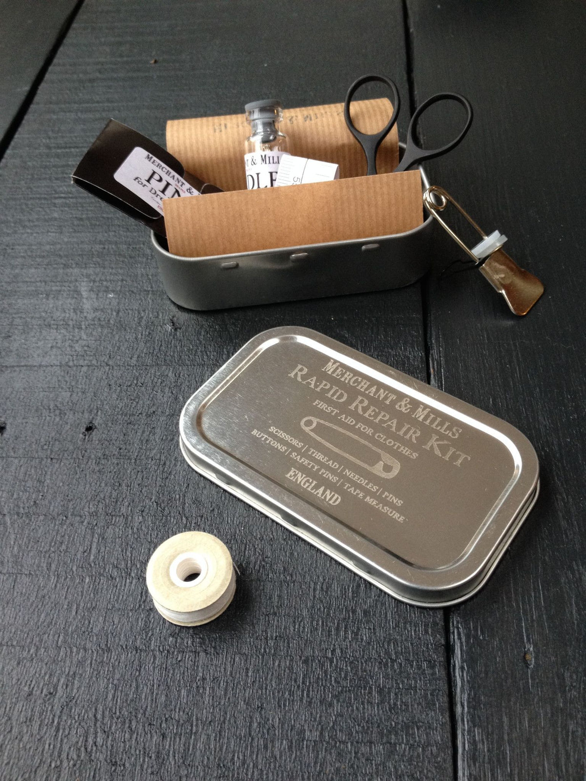 Eerste hulp blikje voor kleding van Merchant & Mills