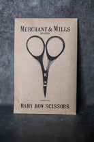 Klein zwart schaartje Bow van Merchant & Mills – detail